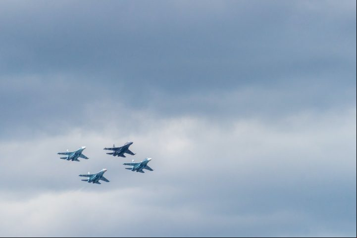 Plano russo - Uma das hipóteses concebidas sugere que o avião tenha sido interceptado por militares russos, possivelmente como uma manobra para desviar a atenção pública, que estava concentrada à época na ocupação da Crimeia pelo exército de Moscou.