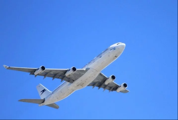 O voo de Kuala Lumpur para Pequim sumiu após desviar da rota que estava programada, seguindo para oeste por meio da Península Malaia. A suspeita é de que a aeronave seguiu para o sul após perder o contato do radar.