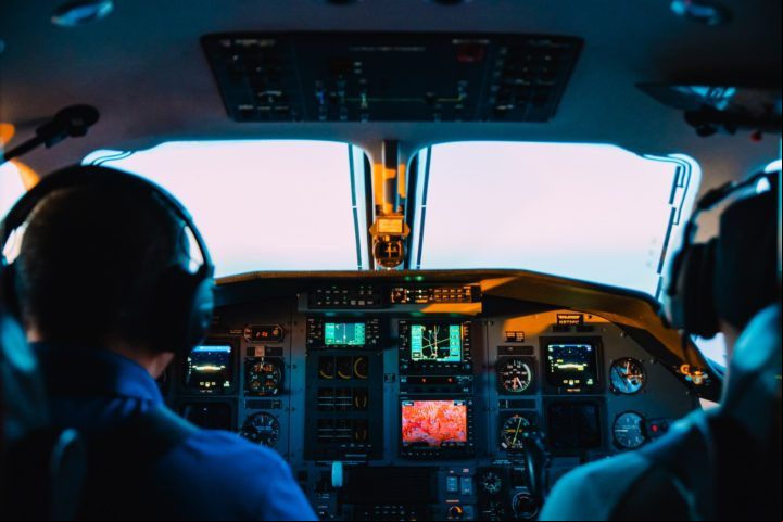 Piloto terrorista - Uma das especulações sugeriu que o desaparecimento do MH370 resultou de um plano concebido pelo piloto Zaharie Ahmad Shah, que teria a intenção de cometer suicídio e ass os ageiros. Essa suposição ganhou força após as investigações indicarem que as alterações na rota da aeronave e a desativação dos sistemas de comunicação foram realizadas de forma manual.