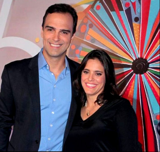 Tadeu Schmidt é casado com a jornalista Ana Cristina Schmidt desde 2000. O apresentador contou um fato curioso: todo ano, a esposa usa a mesma calça preta que vestia há mais de duas décadas, quando eles se beijaram pela primeira vez.