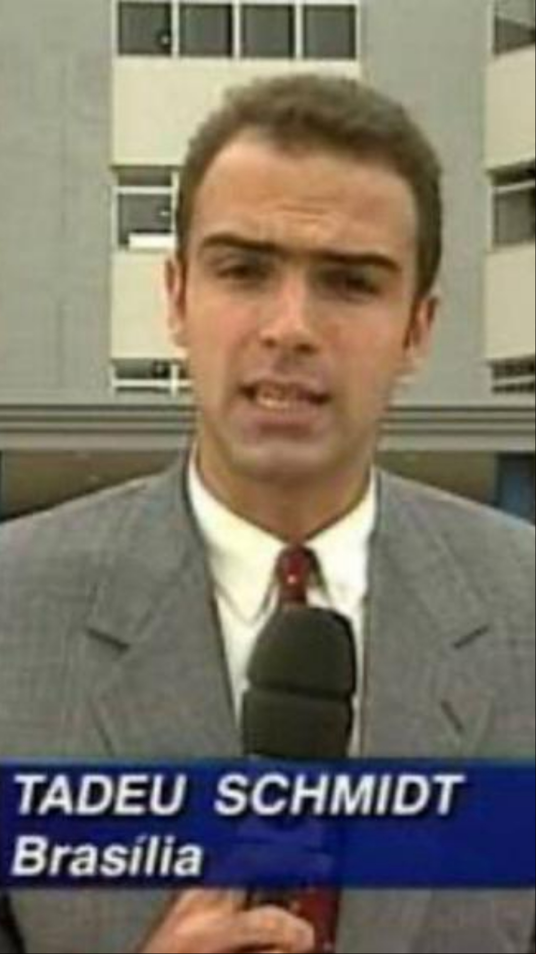 O jornalista iniciou a carreira, em 1994, na TV Nacional de Brasília, onde nasceu. No entanto, depois de três anos, se tornou repórter esportivo da TV Globo Brasília no DFTV e começou a deslanchar na profissão.