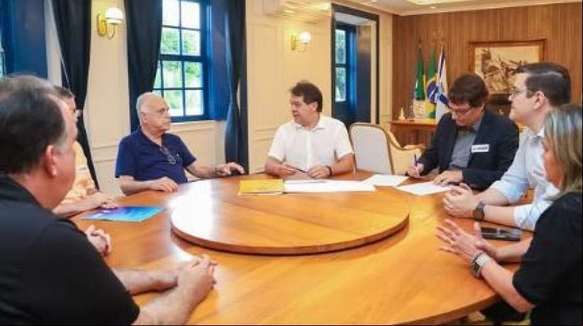 Evandro assina acordo com universidade de Maracanaú para permitir estágio de estudantes de medicina na rede municipal