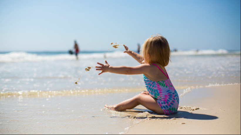 Confira alguns pontos de atenção que os pais devem ter ao levar um bebê pela primeira vez à praia