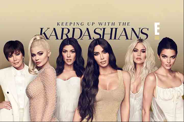 Um dos realities shows mais famosos da primeira década do novo milênio foi lançado em 2007. Trata-se do Keeping Up With The Kardashians, que acompanhou a rotina da família Kardashian, especialmente das irmãs Kim, Khloe e Kourtney.