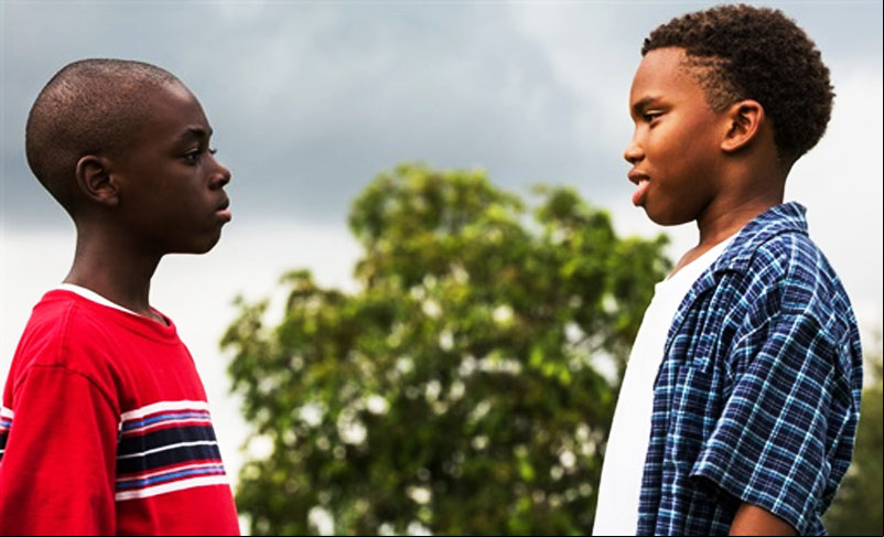 O filme narra três fases da vida do personagem principal, abordando a dificuldade de reconhecimento da própria identidade e de suas transformações.
