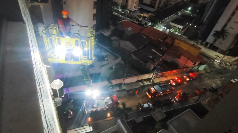 A suspeita é que um ventilador teria entrado em curto-circuito e dado início às chamas