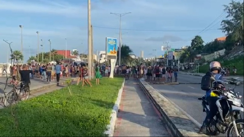 Moradores bloqueiam avenida Leste-Oeste em manifestação que denuncia atos de truculência que teriam sido praticados por policiais na comunidade do Oitão Preto