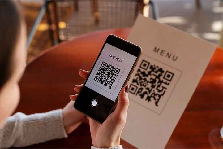 Há vários alertas similares de golpe do QR Code em outras modalidades de serviço. A tática dos golpistas é a mesma: substituição do código original por um link malicioso que rouba dados ou redireciona para outro ambiente.