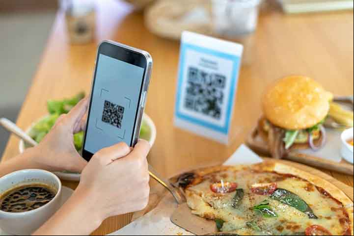 Enquanto o código de barras utiliza apenas a dimensão horizontal - comum, por exemplo, em boletos bancários -, o QR Code possui um gráfico 2D, que inclui a dimensão vertical.