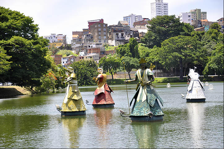 Originalmente, existem mais de 400 orixás. Atualmente 12 deles são cultuados com bastante intensidade no dia a dia.