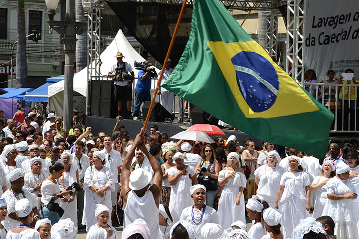 Na Umbanda o culto é mais flexível e sincrético. As entidades que se manifestam são espíritos como caboclos, pretos-velhos e crianças. Os orixás também são cultuados, mas geralmente de forma menos estruturada do que no Candomblé.