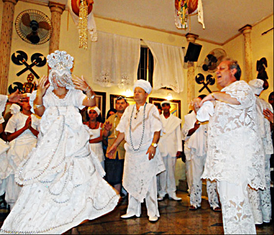 O Candomblé usa cantos em línguas africanas (iorubá, quimbundo, etc.), acompanhados de atabaques A Umbanda usa pontos cantados em português e, às vezes, instrumentos mais simples, como palmas e atabaques.