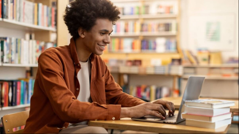 É importante retomar os estudos com organização e disciplina (Imagem: fast-stock | Shutterstock)