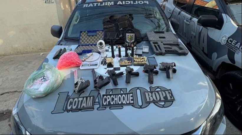 Seis armas de fogo foram apreendidas pela Polícia Militar durante as diligências realizadas em decorrência do tiroteio que deixou três mortos na comunidade da Rosalina nesta segunda-feira, 10