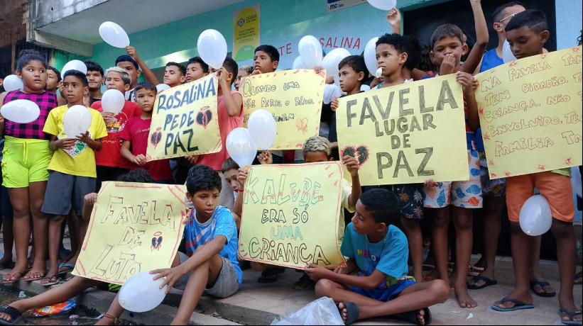 Crianças usaram cartazes e balões brancos durante o velório de Kaleb Rodrigues