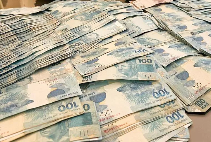 Os investigadores descobriram que ela fez transferências e depósitos para ela mesma entre novembro de 2021 e dezembro de 2022, com valores diferentes a cada mês. O maior deles, de R$ 604 mil; e o menor, de R$ 2,8 mil.