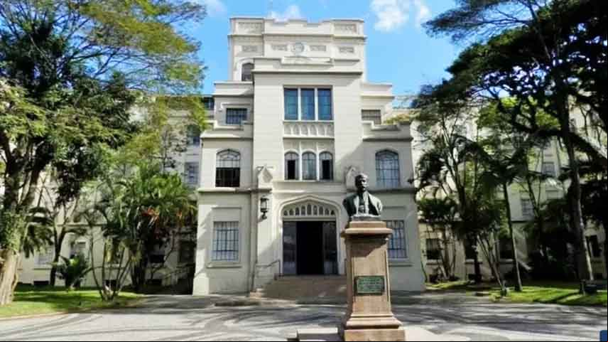 A empresa afirma que enviou e-mail alertando a comissão de alunos de que Alicia estava fazendo saques. A jovem itiu que usou parte do dinheiro para benefício próprio com aluguel de carro e de apartamento, além da compra de um iPad Pro. E disse que tentou recuperar parte do dinheiro com apostas em uma lotérica.