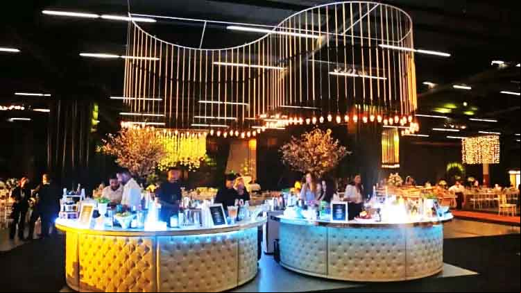 As comidas, atualmente, ficam em buffet aberto, com separação por itens da preferência dos convidados (regional, vegetariano, japonês, etc). As bebidas incluem marcas importadas de gim, vodka e uísque.
