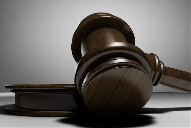 A sentença também determinou o pagamento de indenização às vítimas no mesmo valor do prejuízo causado. No texto, o juiz fez a seguinte anotação: Traiu a confiança de seus pares, desviando recursos que pertenciam aos colegas de turma (o que revela maior opróbio do que a prática de estelionato contra vítima a quem não se conhece).