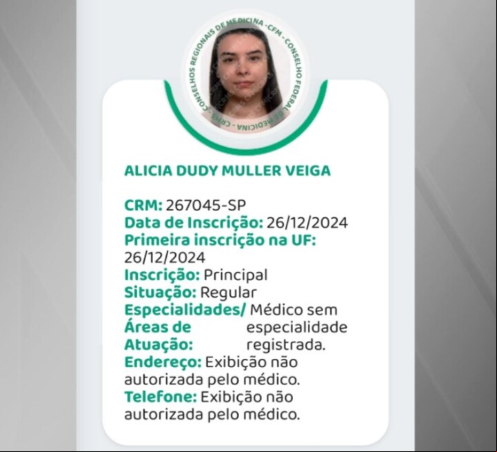 Alícia, de 25 anos, tem inscrição ativa e regular desde 26 de dezembro de 2024, de acordo com o site do Conselho Federal de Medicina. No documento não há uma especialidade médica registrada.
