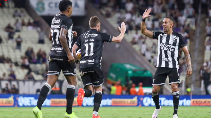 Aylon e Nicolas comemoram gol no jogo Ceará x Confiança, no Castelão, pela Copa do Nordeste 2025 