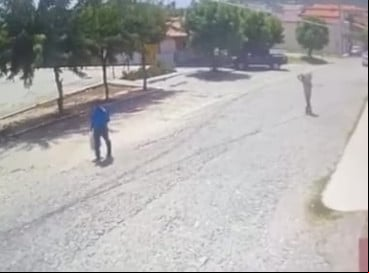 Criminosos seguem em direção ao veículo no momento que percebem a jovem embarcando no automóvel  