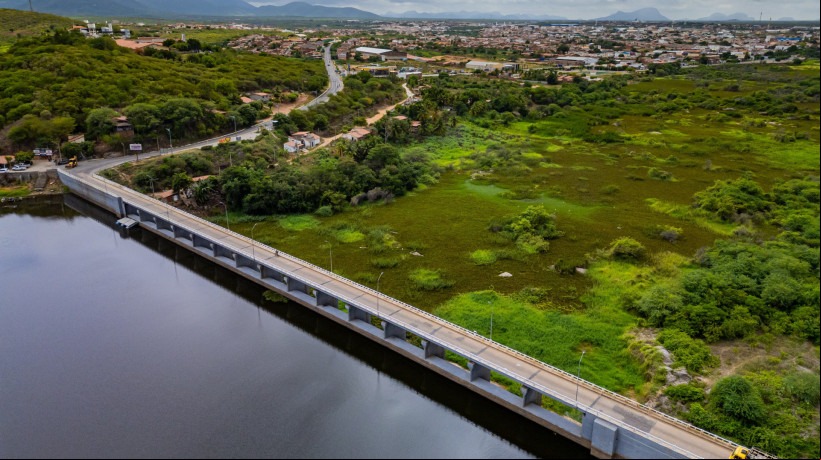 Ceará tem 13 açudes sangrando até essa segunda-feira, 3/3, segundo a Cogerh. Na imagem, a barragem do Açude Quixeramobim, que está com 58% da capacidade ocupada