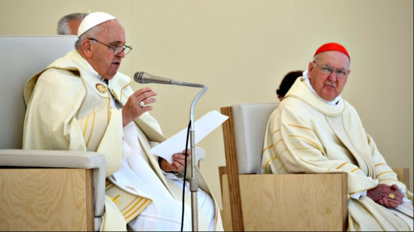 Kevin Joseph Farrell (à direita) foi nomeado a camerlengo pelo papa Francisco em 2019