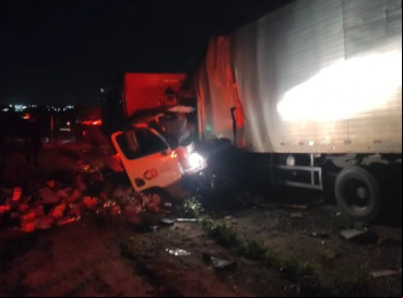Colisão frontal entre caminhões deixa os motoristas mortos e um ageiro ferido na BR-116 