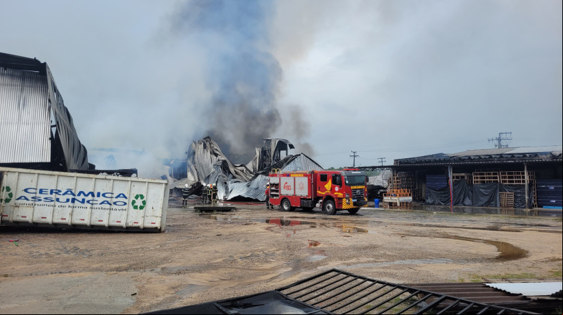 Bombeiros ainda atuam contra as chamas em fábrica de colchões