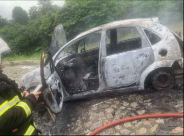 Corpo de Bombeiros debelou as chamas do carro que teria sido utilizado na execução 