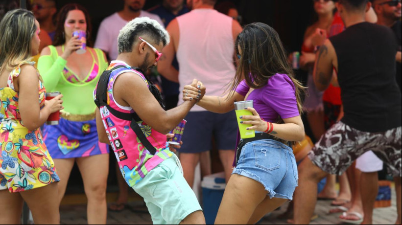 Primeiro dia de Carnaval 2025 na praia de Majorlândia, em Aracati (CE)