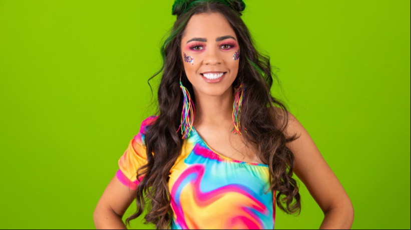 Alguns cuidados ajudam a maquiagem a durar mais durante o Carnaval (Imagem: Bernardo Emanuelle | Shutterstock)