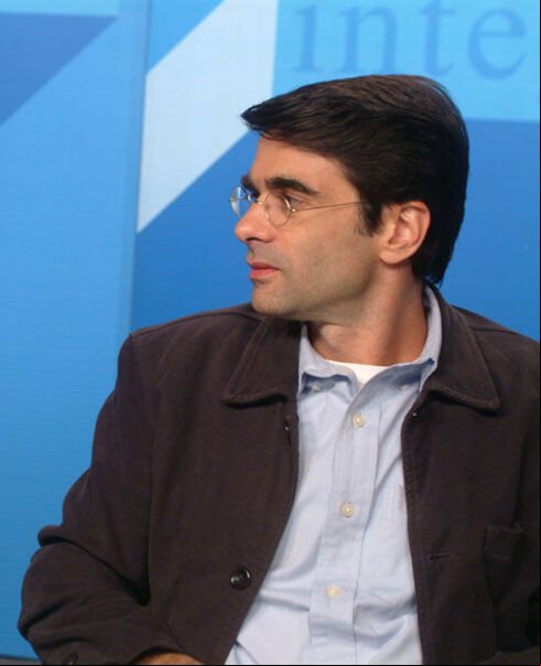 Sua trajetória acadêmica inclui estudos em economia na PUC-RJ e em comunicação audiovisual na Universidade do Sul da Califórnia. Seu irmão, João Moreira Salles (foto), também se tornou cineasta de renome, reforçando o legado da família no campo cultural e intelectual.