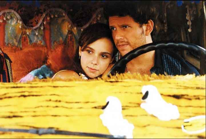 No cinema, Selton entregou performances marcantes em filmes como O Auto da Compadecida (2000) e Lisbela e o Prisioneiro (2003 - foto), que ajudaram a solidificar de vez sua carreira.
