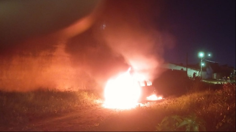 Criminosos atearam fogo em veículo de uma empresa que fornece internet no bairro Conjunto Metropolitano, em Caucaia