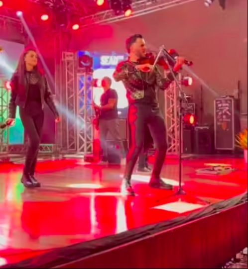 Uma cena inesperada - e amorosa - chamou a atenção de quem acompanhava um show do violinista e maestro Simão Wolf em Caçador, Oeste de Santa Catarina. Foi em outubro de 2024. O FLIPAR mostrou na ocasião e republica para quem não viu. Um momento que vale relembrar pelo carinho que contagiou o público e fez o artista ganhar muitos seguidores. 