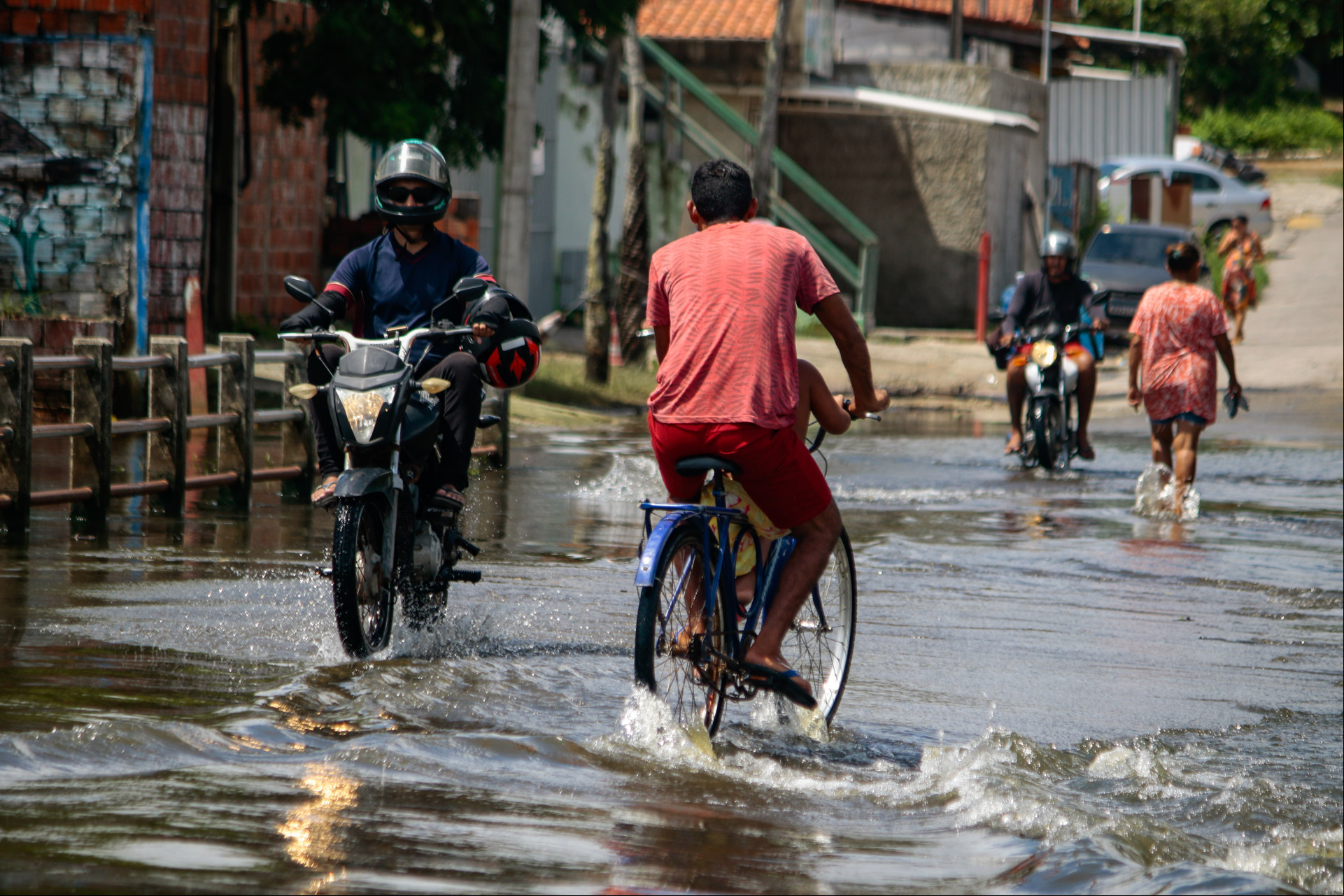 FORTALEZA, CEARÁ, BRASIL, 07-03-2025: Rua inundada após as fortes chuvas qque transbordou o rio Cocó por cima da ponte de agem da Sabiaguaba. (Foto: Samuel Setubal/ O Povo)