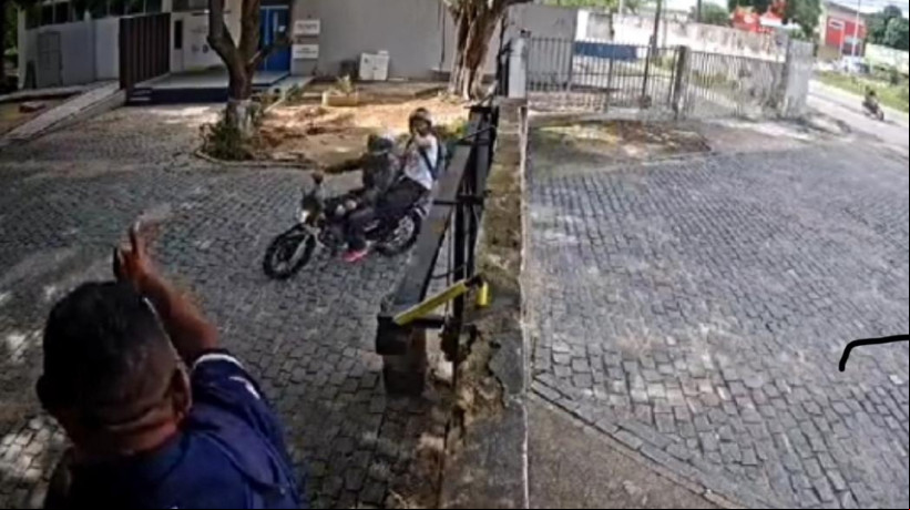 Dupla assalta e leva arma de segurança em prédio da Sesa, em Fortaleza