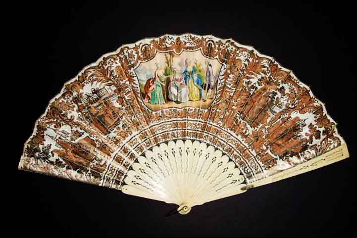 Os primeiros leques eram de plumas; os de marfim só surgiram no século 10 a.C. A criação deste objeto foi focado em auxiliar a dissipar a sensação provocada pelo calor, mas logo tornou-se um elemento de distinção de classe.