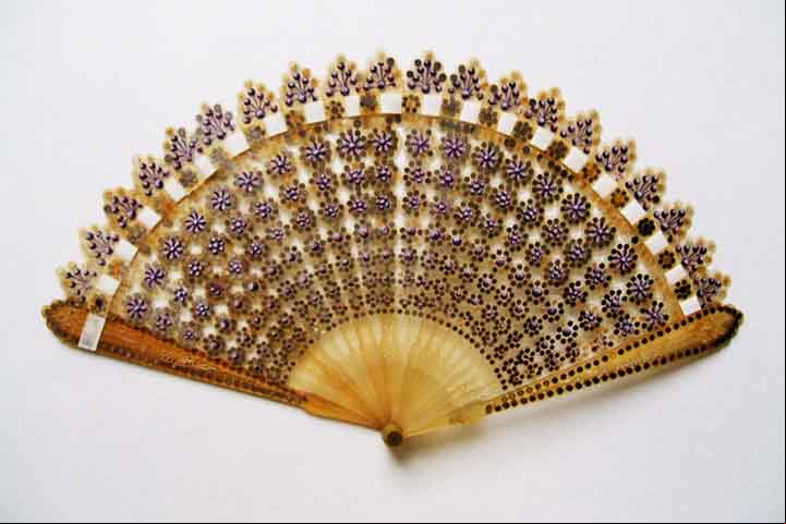 No Oriente, ele chegou a ser usado até para afastar o povo do soberano quando este saía a eio. Esse objeto era um sinal de poder e dignidade, sendo usado em bailes de máscaras no Japão e em cerimônias tradicionais.