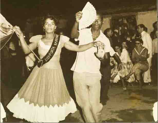 O leque é um ório usado no carnaval e também era utilizado pelos mestre-salas que cortejam as porta-bandeiras e defendem e apresentam o pavilhão de cada escola de samba.