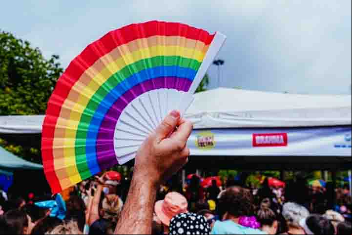 Mais do que sua característica de abanar e afastar o calor, os leques fazem parte da história de luta da comunidade LGBTQIAPN+, na luta contra discriminação de gênero, e levam o arco-íris da bandeira e essa representatividade.