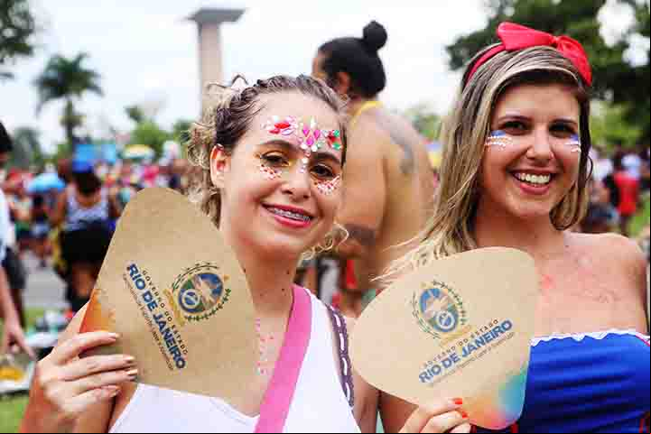 Os leques começaram a ser usados no carnaval no século XIX, quando os leques Mandarim foram trazidos para a Europa. Atualmente, seguem vivos na festa, ainda mais por ser em época de verão, onde o calor é intenso nas capitais.
