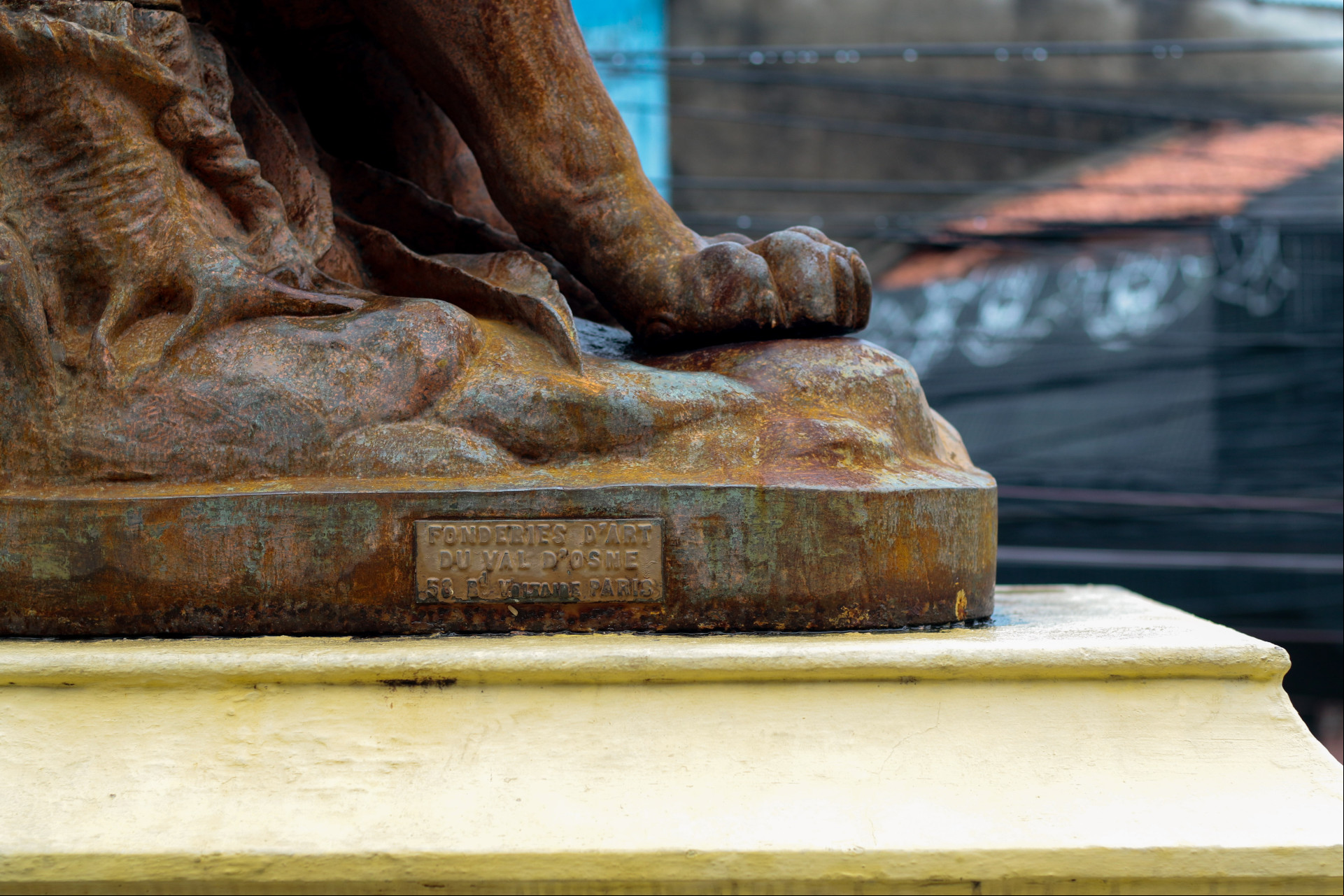 FORTALEZA, CEARÁ, BRASIL, 11-03-2025: Reforma dos monumentos da Praça dos Leões não foi entregue e algumas estatuas e piso em más condições e com acumulo de água. (Foto: Samuel Setubal/ O Povo)