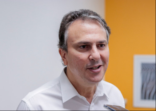 Ministro da Educação, Camilo Santana é a maior liderança no PT, no Ceará, desde 2022 