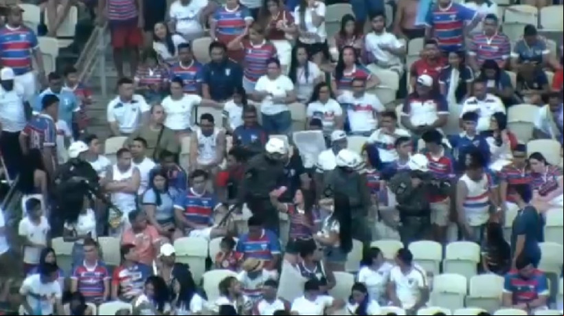 VÍDEO registrou o momento em que a PM prendeu o homem durante Clássico-Rei