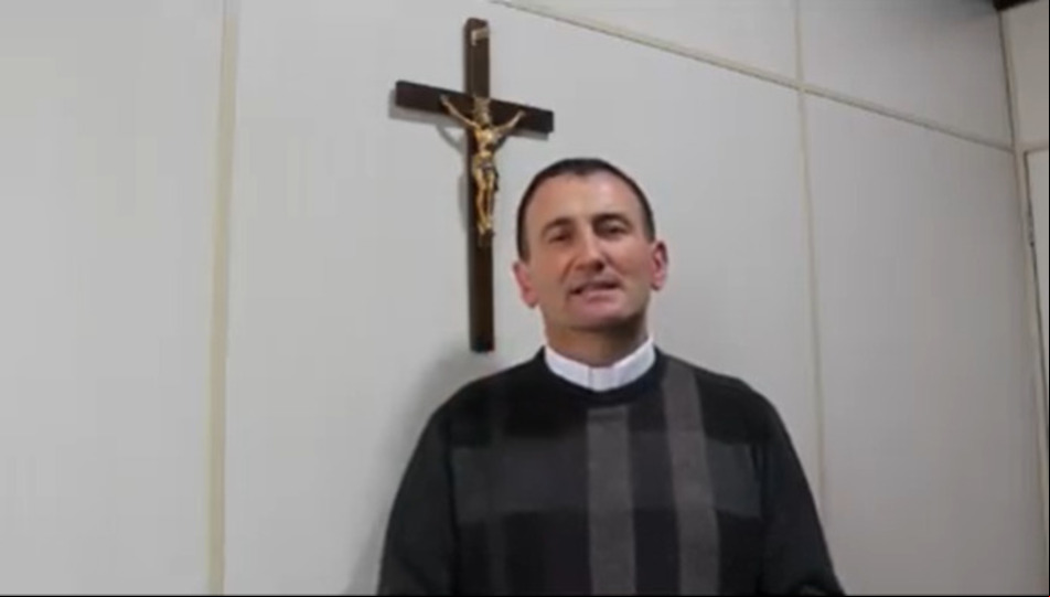Durante a abordagem, o padre chegou a parar o veículo, mas um dos assaltantes apertou o gatilho em direção ao para-brisa. Gusberti foi atingido, enquanto os três homens fugiram do local com o veículo da diocese.