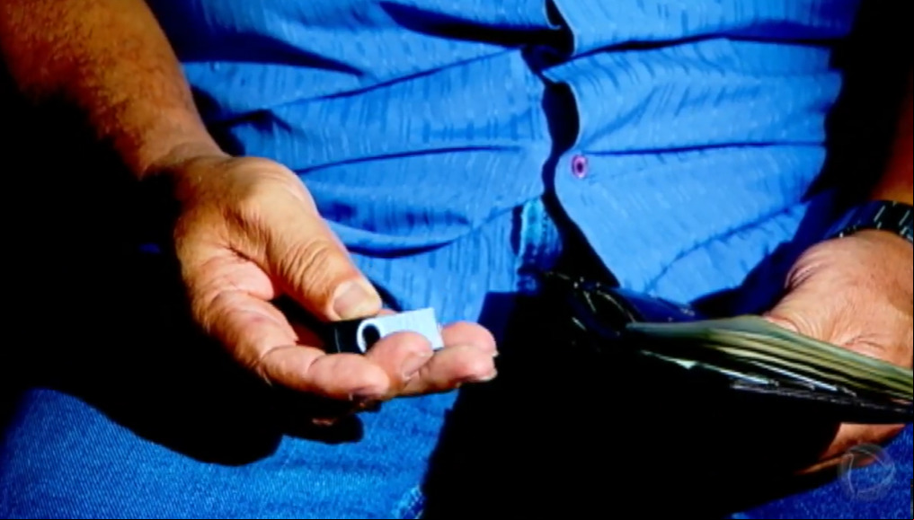 Sem entender o motivo de não estar ferido, o homem tem o costume de carregar no bolso da camisa sua carteira. Dentro do objeto, além do dinheiro, estava um pendrive para carregar arquivos pessoais.