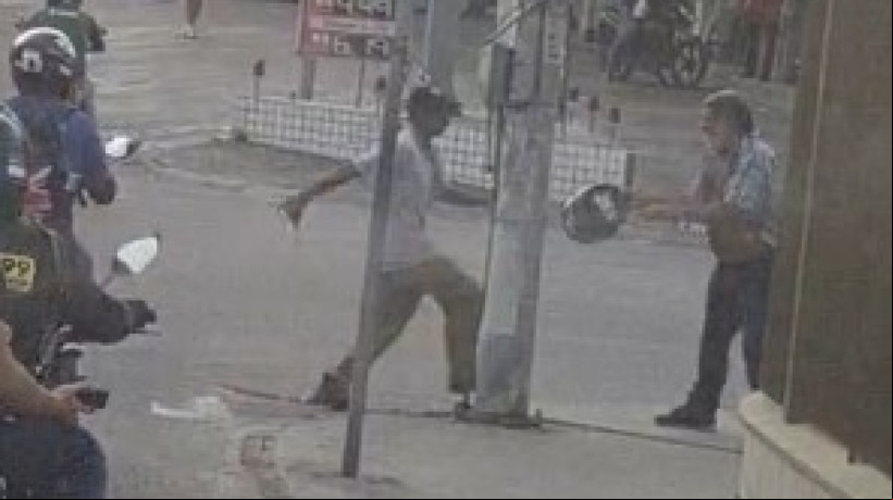 O idoso foi esfaqueado e socorrido a uma unidade de saúde, mas não resistiu aos ferimentos. O suspeito foi morto vítima de linchamento